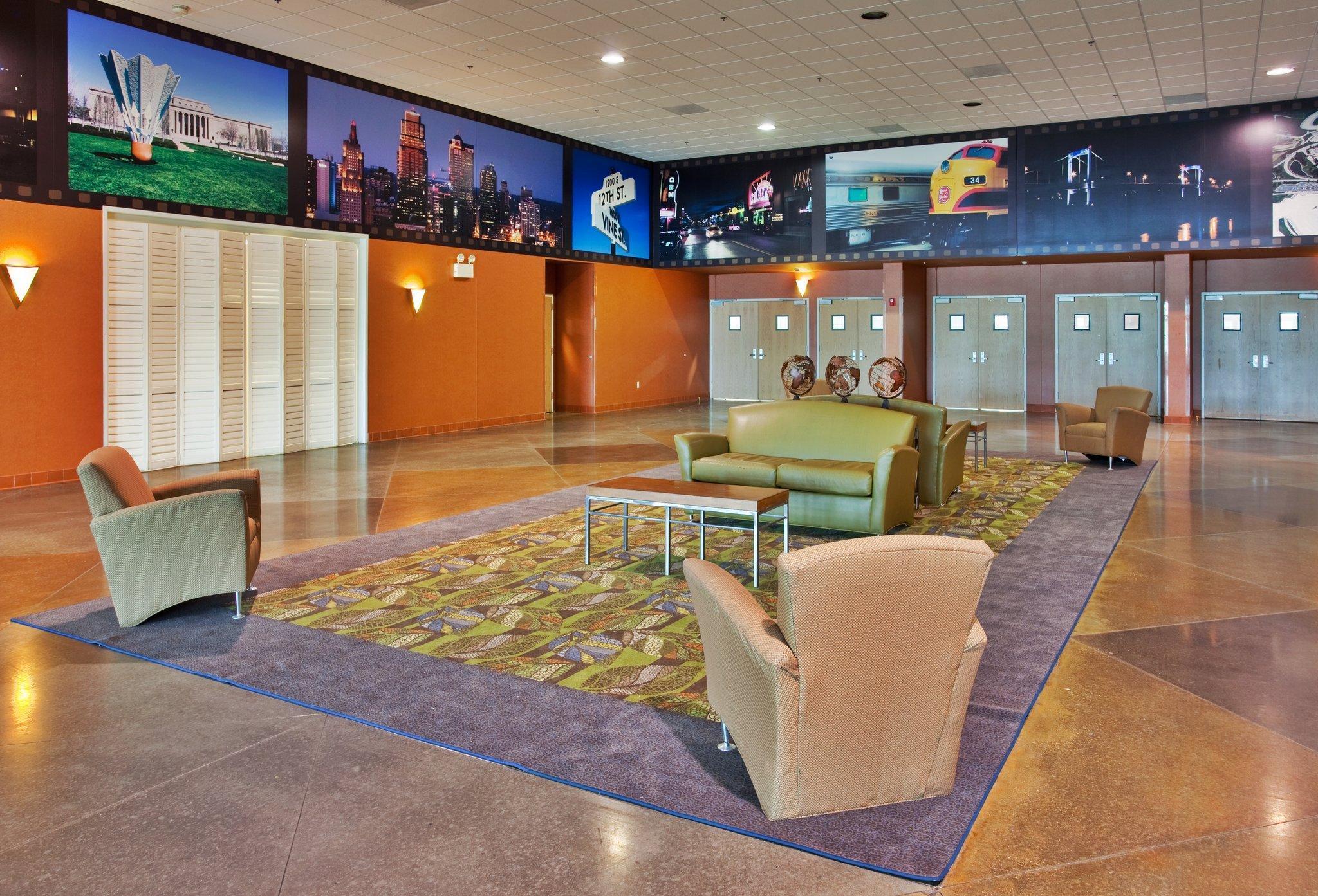 Kansas Airport By Ihg 2*